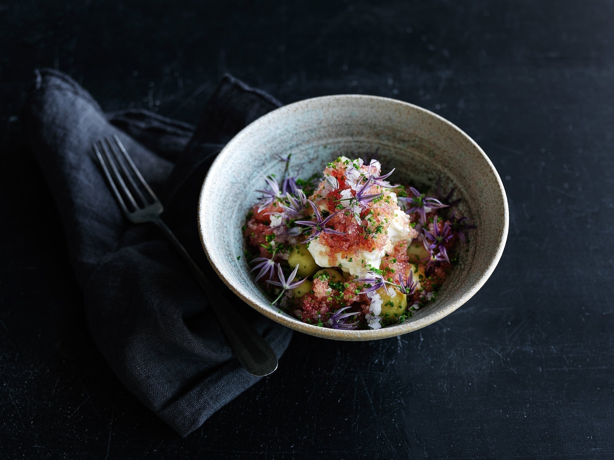 Nye kartofler med stenbiderrogn, rødløg, cremefraiche og urter - Gastrotools.dk